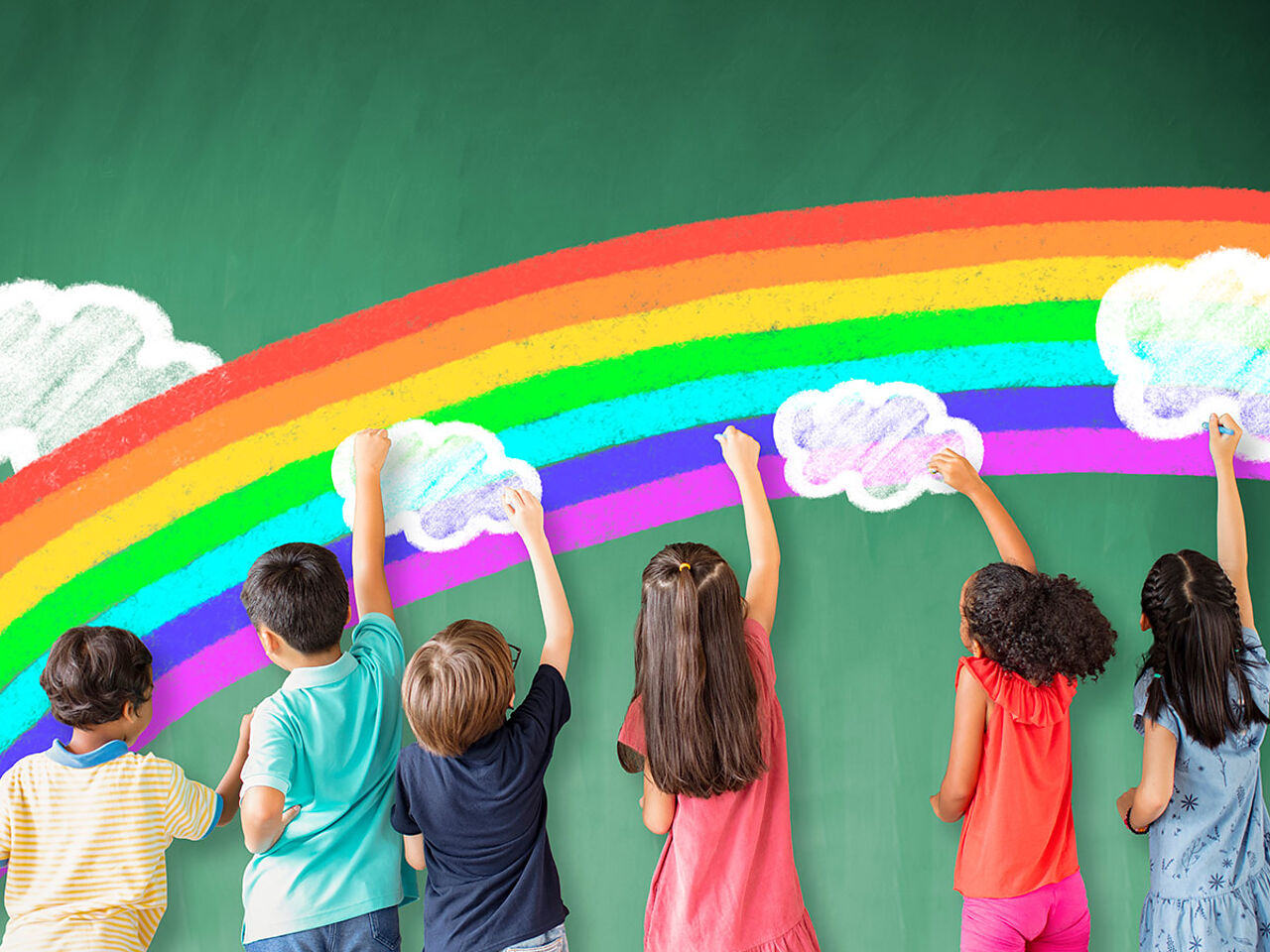 子どもたちが壁に虹の絵を描いている画像