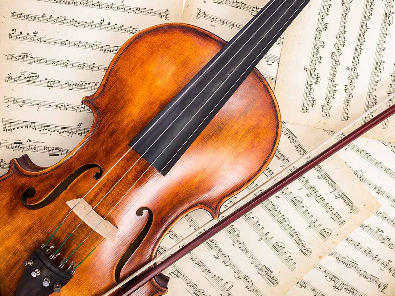 楽譜の上にヴァイオリンが置いてある画像