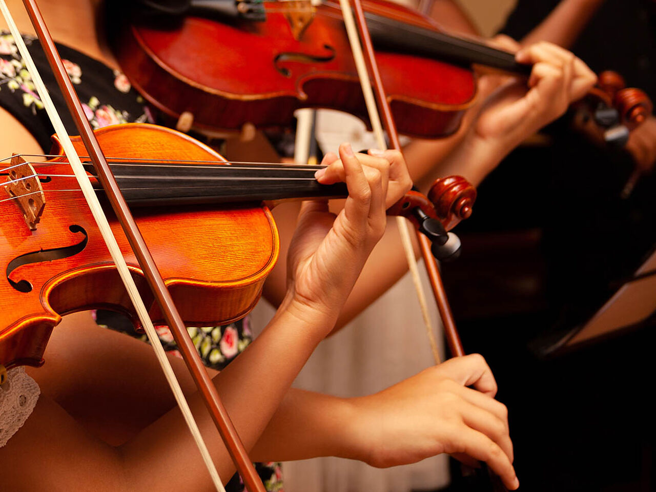 子どもたちがヴァイオリンを弾いている画像