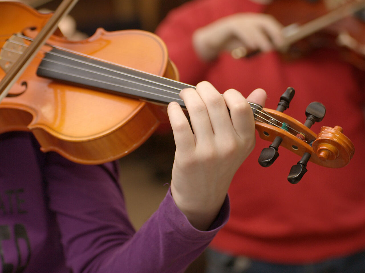 子ども二人がヴァイオリンを弾いている画像