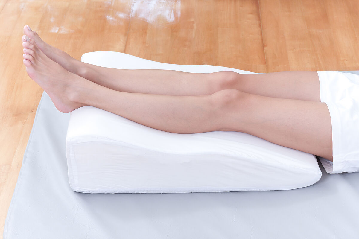 【医師監修】足枕の効果とは？選び方や使う際のポイント、使用上の注意点を解説