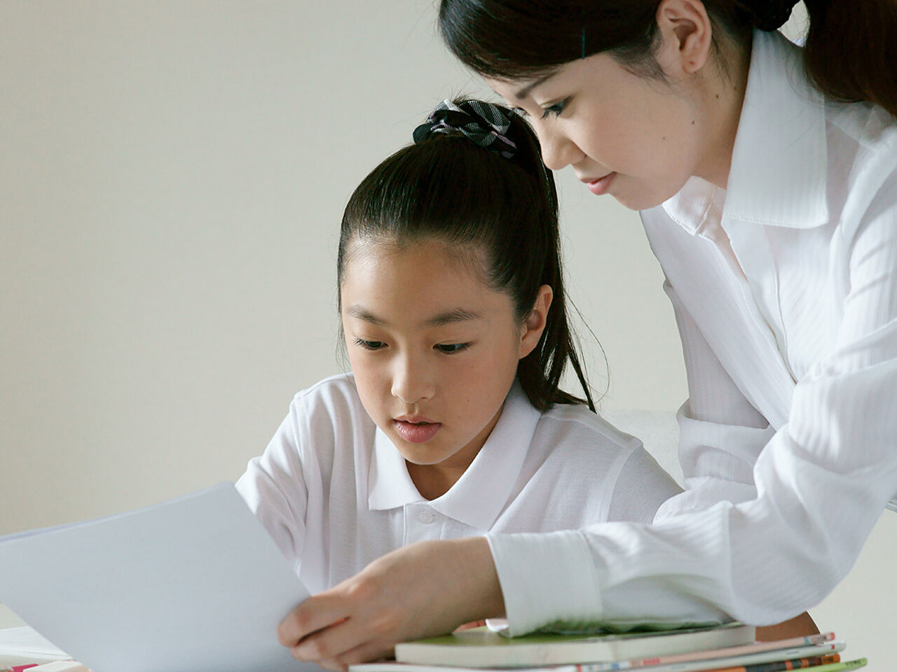 女性講師と女子生徒が勉強している画像