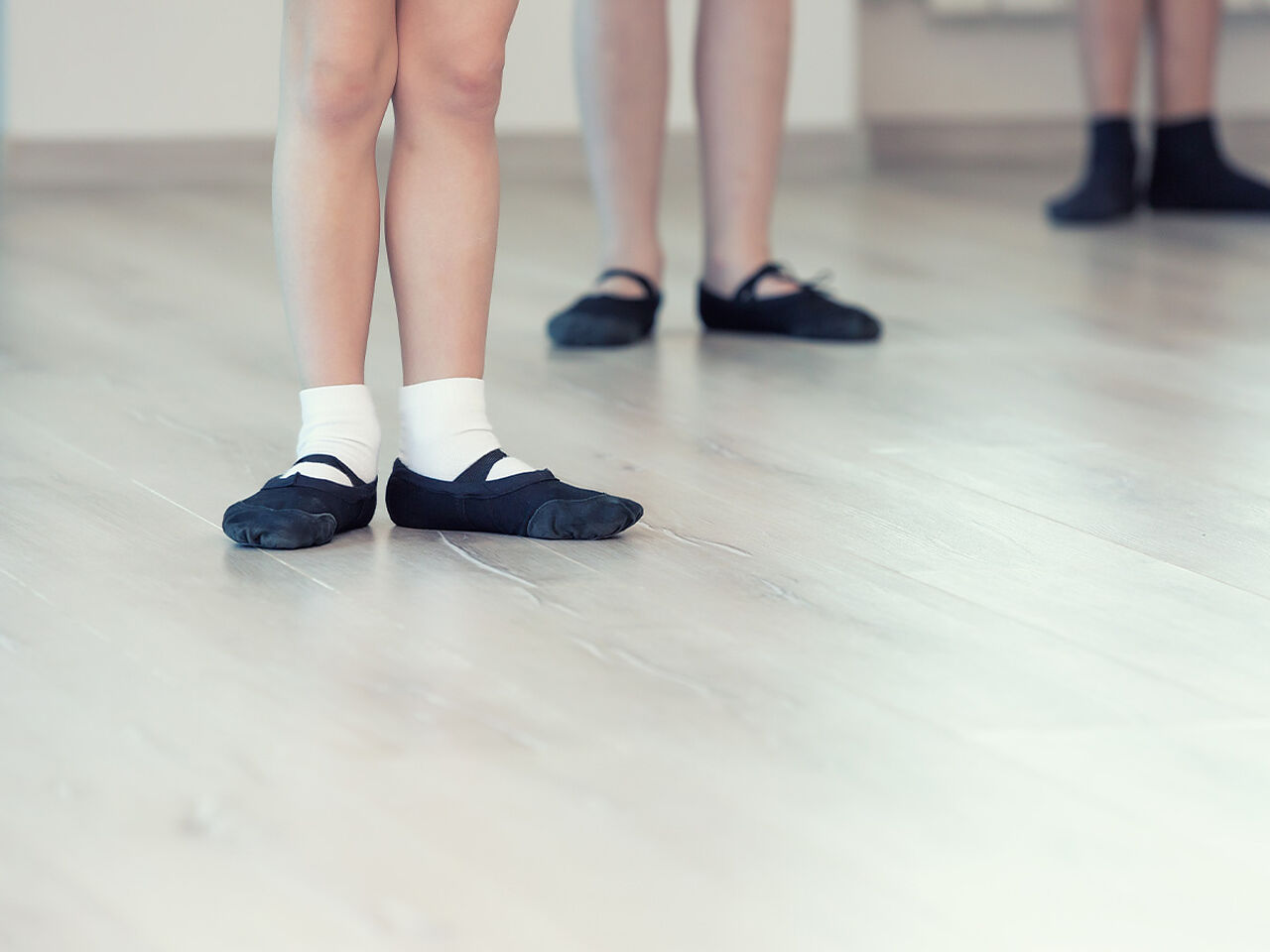 黒いダンスシューズを履いている子どもの足の画像