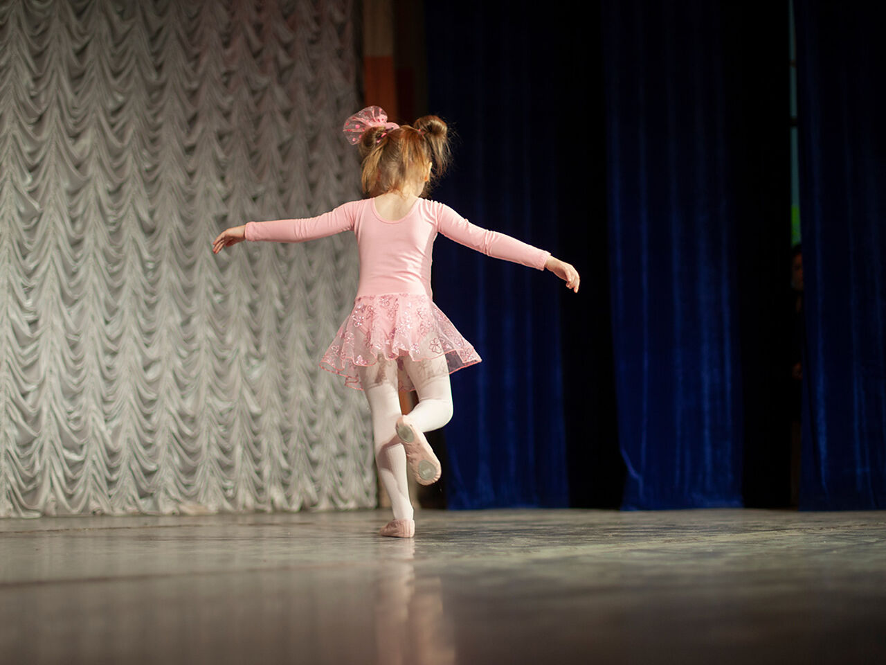 衣装を着てステージで踊る子どもの画像