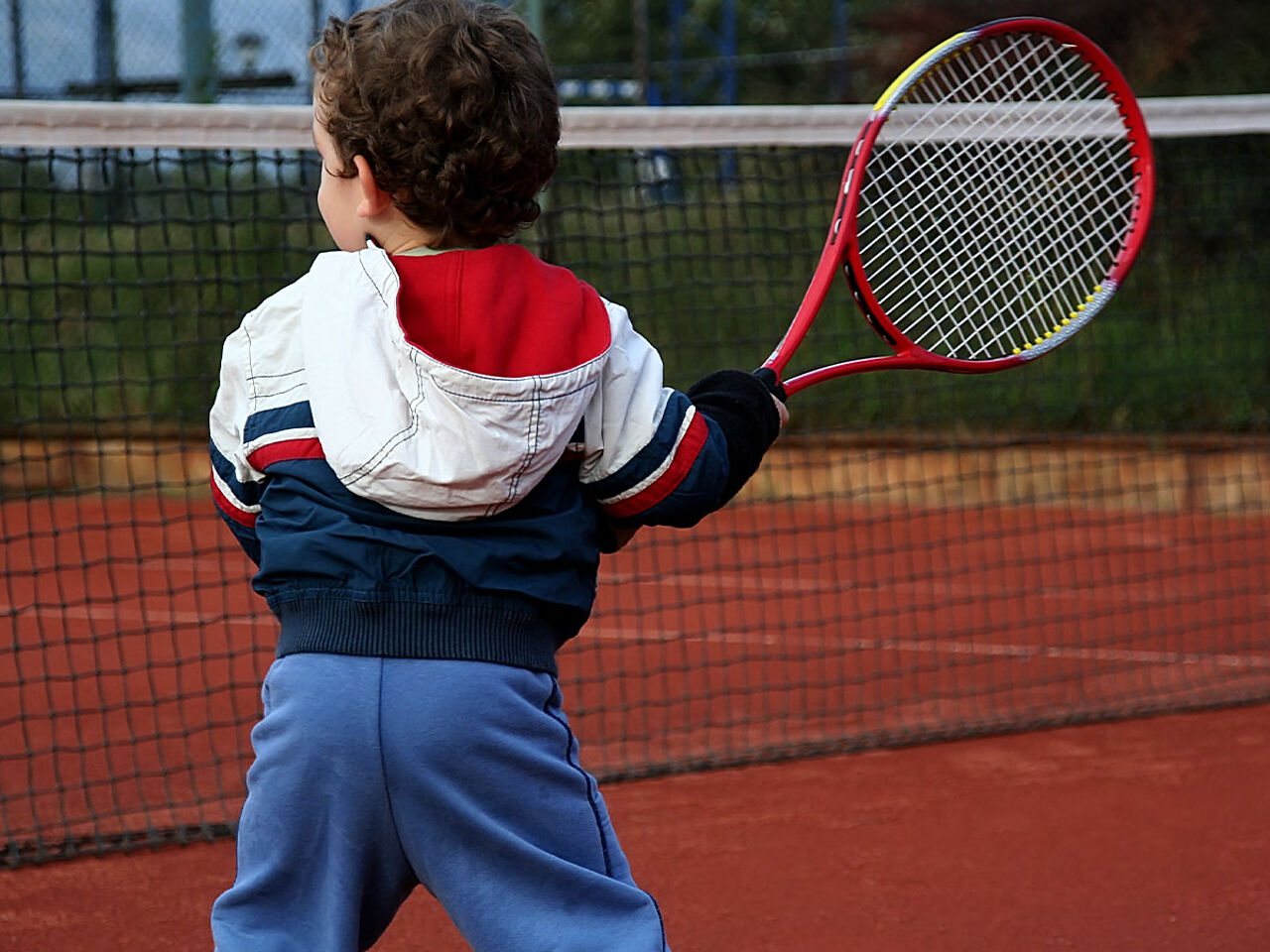 男の子がテニスの練習をしている画像