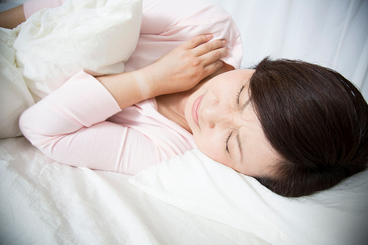 寝苦しい夜をどう乗り切る？対策方法やより質の高い睡眠をとる方法を解説
