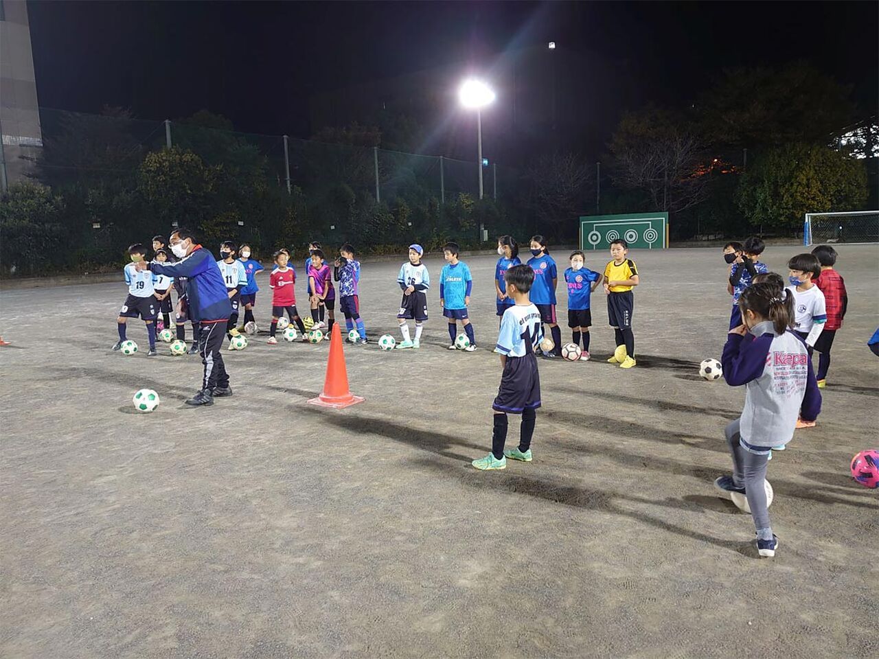 サッカー塾で子どもたちが練習をしている画像