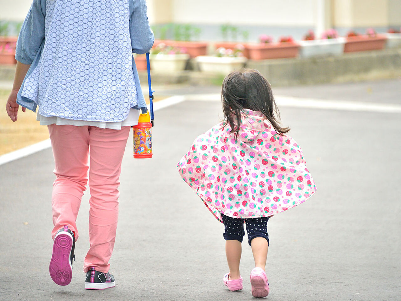 お母さんと女の子が帰り道を歩いている画像