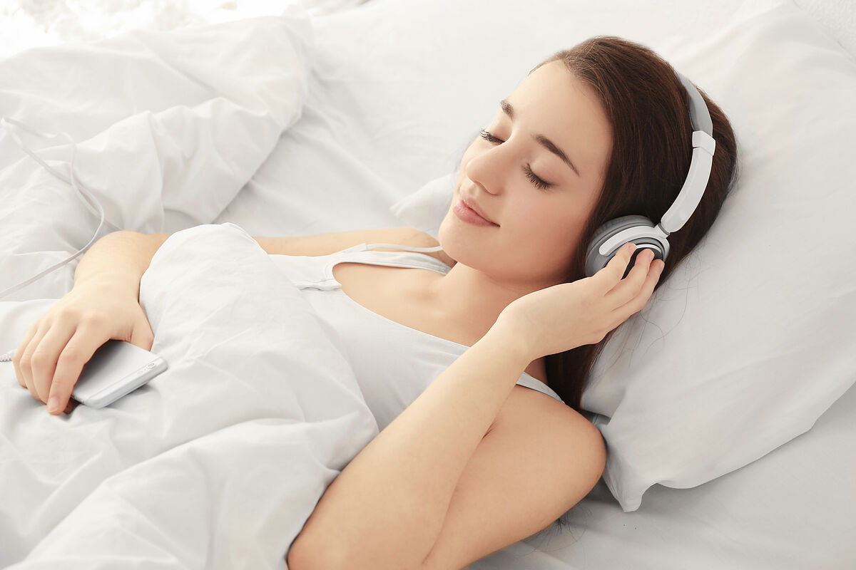 音楽は睡眠にどんな効果をもたらす？リラックスしやすい曲のジャンルなど調査