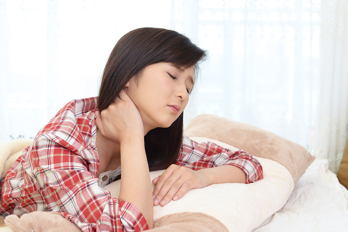 肩こりや腰痛の原因はマットレスにある？体が痛くなる理由やおすすめの寝姿勢など紹介