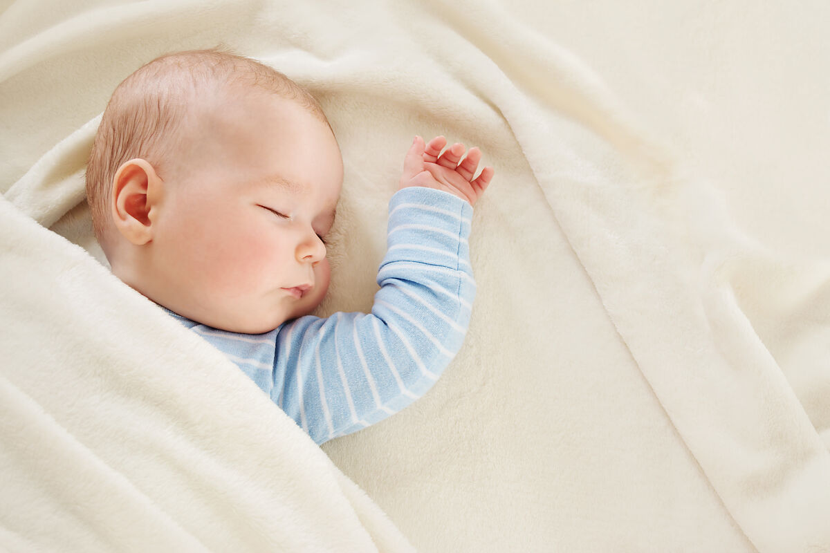 赤ちゃんの睡眠時間ってどれくらい？月齢ごとの目安や熟睡するためのポイントを解説