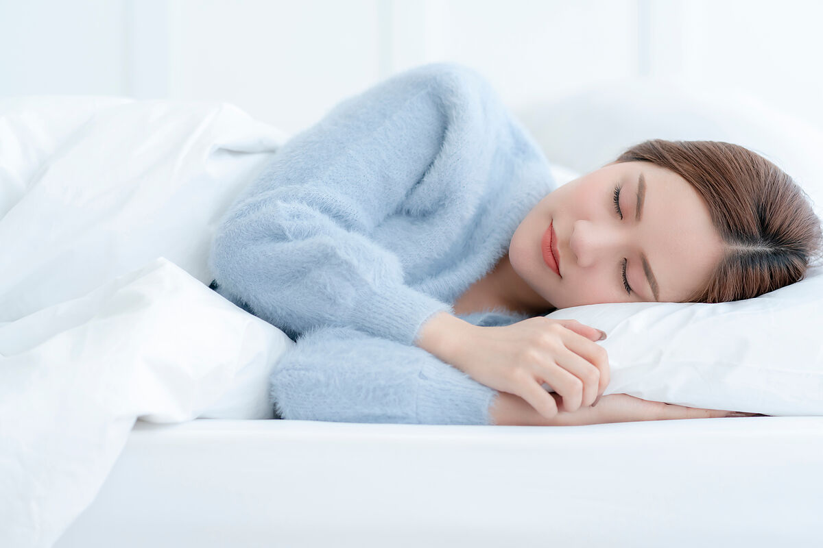 左向きで寝ることは体に悪い？メリット・デメリットやほかの寝方についても解説