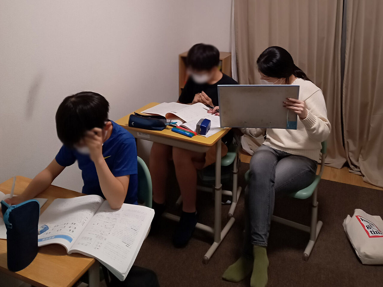 生徒2名が勉強している授業の画像