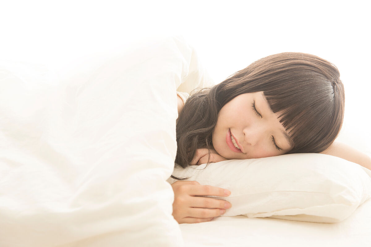大人のうつぶせ寝は体に悪い？メリット・デメリットと快眠のポイントを解説