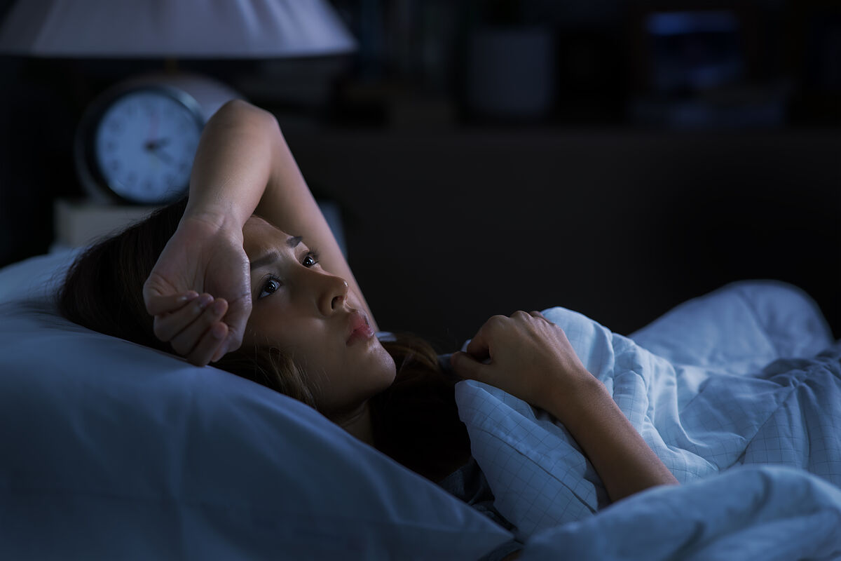 長く眠れないのは何が原因？不眠の症状や睡眠の質を高める方法も紹介