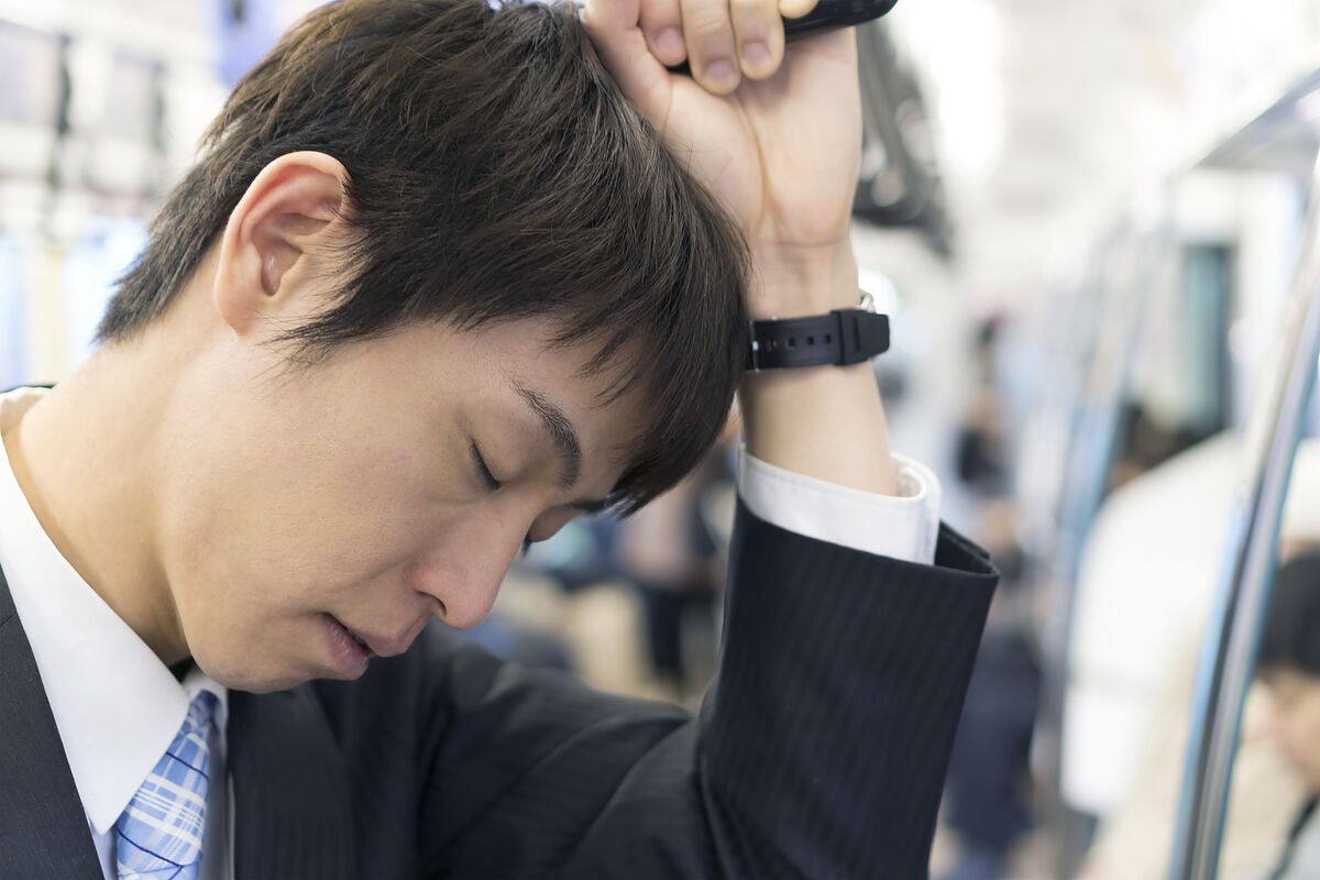 仕事の後に眠すぎるのはなぜ？原因や影響、対処方法をわかりやすく解説