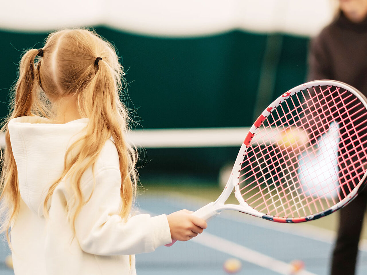 女の子がテニスの練習をしている画像