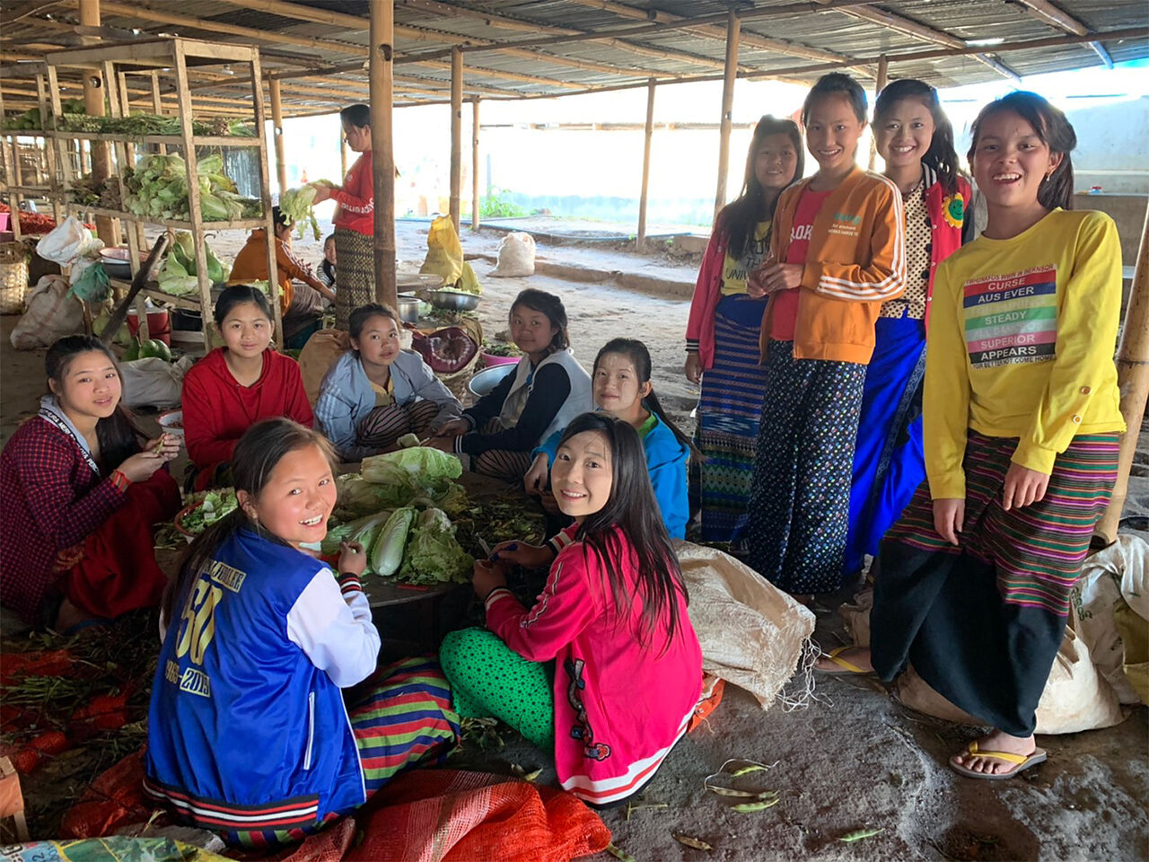 ミャンマーの女性が集まっている画像