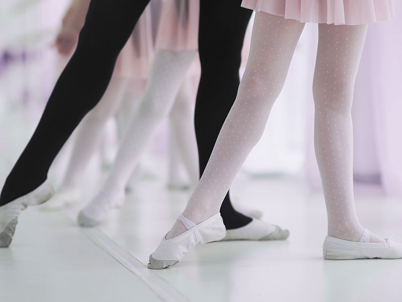 バレエの練習をしている女の子たちの足の画像