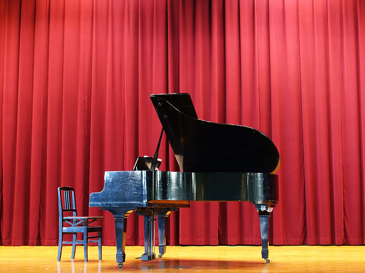 舞台上にグランドピアノが置いてある画像