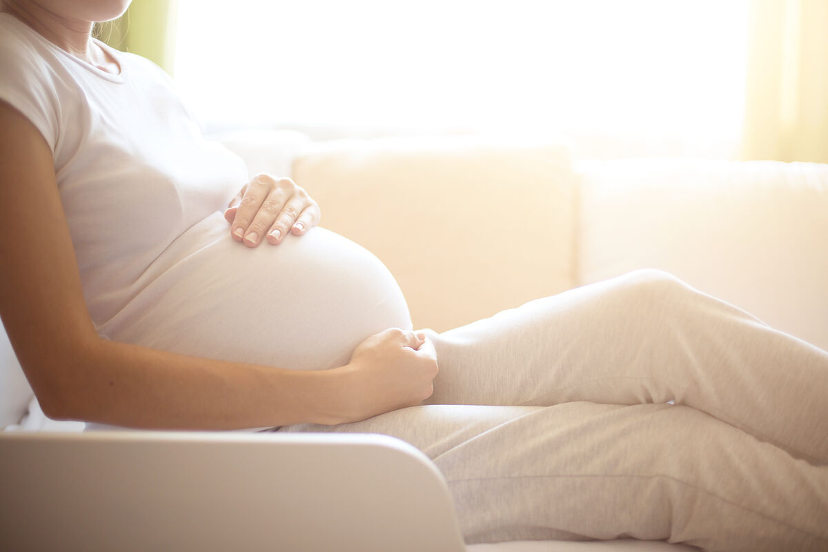 妊娠後期に眠れない理由とは？徹夜が赤ちゃんに与える影響や寝られない時の対処法を解説