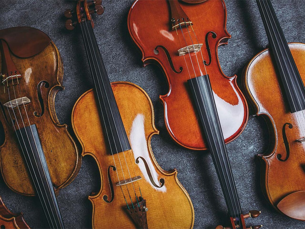 たくさんのバイオリンが並んでいる画像