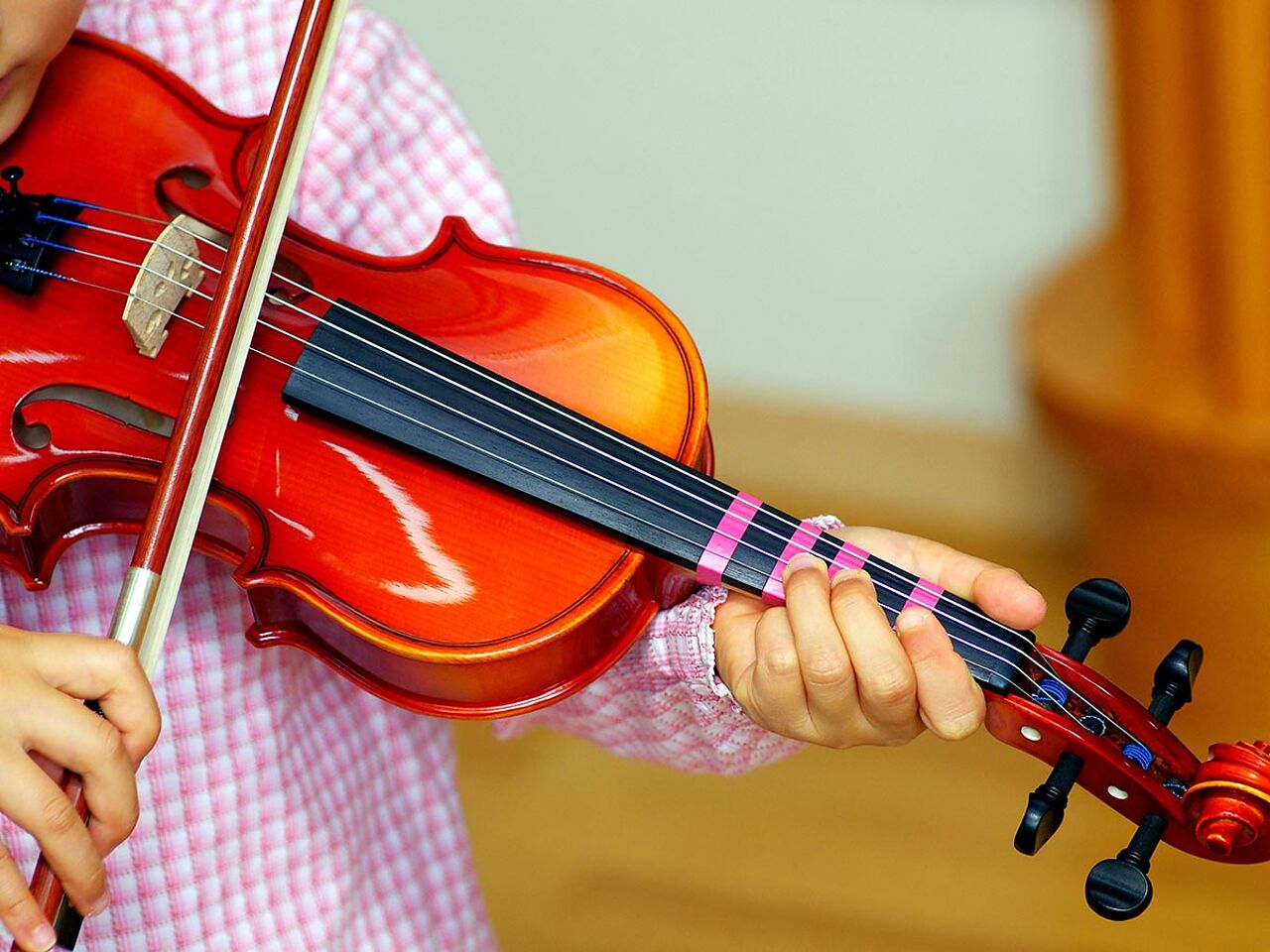 女の子がバイオリンを弾いている画像