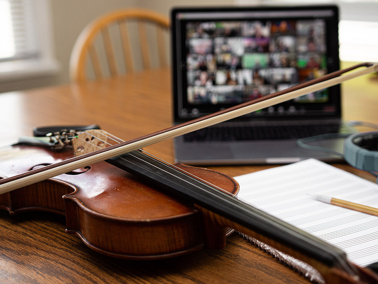 バイオリンと楽譜とオンラインで繋がっているタブレットの画像