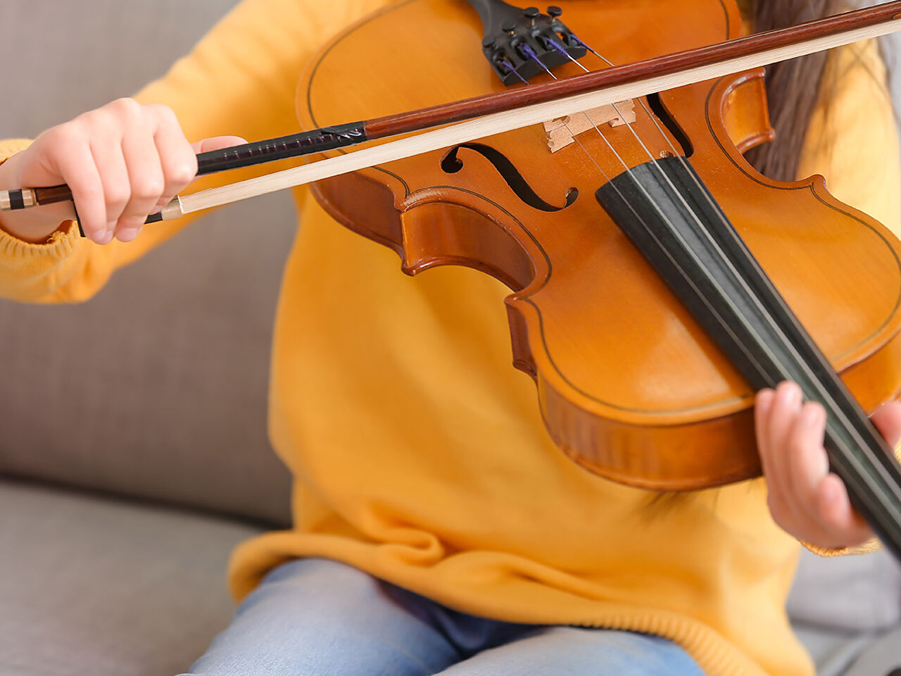 バイオリンを弾いている子どもの画像