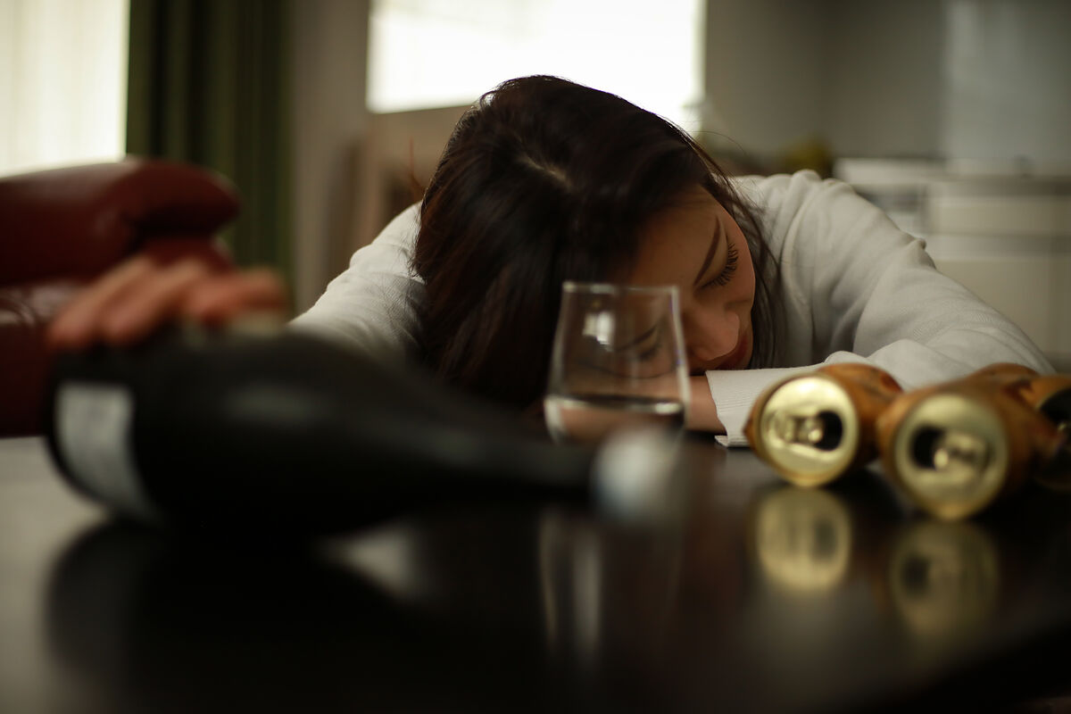 お酒で寝不足は解消できる？睡眠とアルコールの関係性や影響を解説
