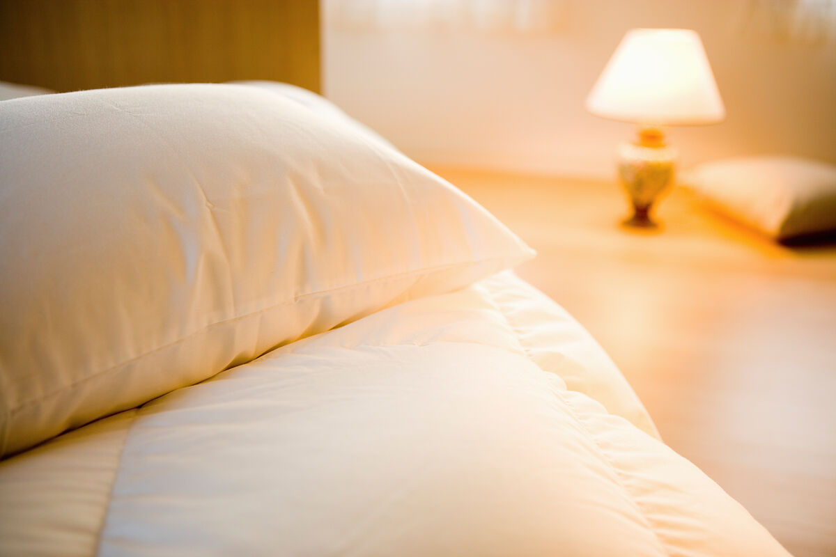 【医師監修】電気をつけたまま寝ると睡眠の質は低下する？照明を工夫して就寝環境を整える方法も解説