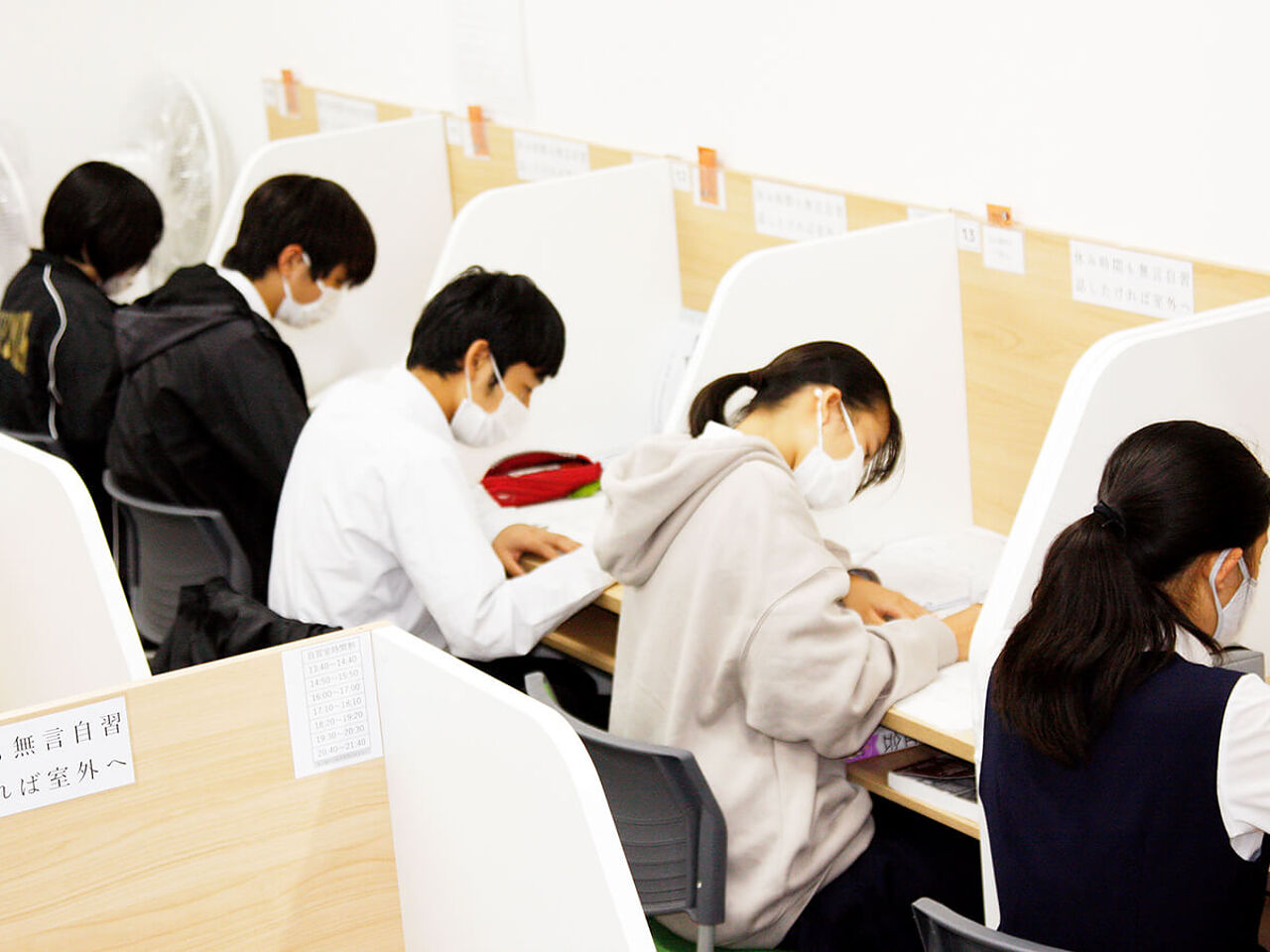 生徒が机に並んで勉強している画像