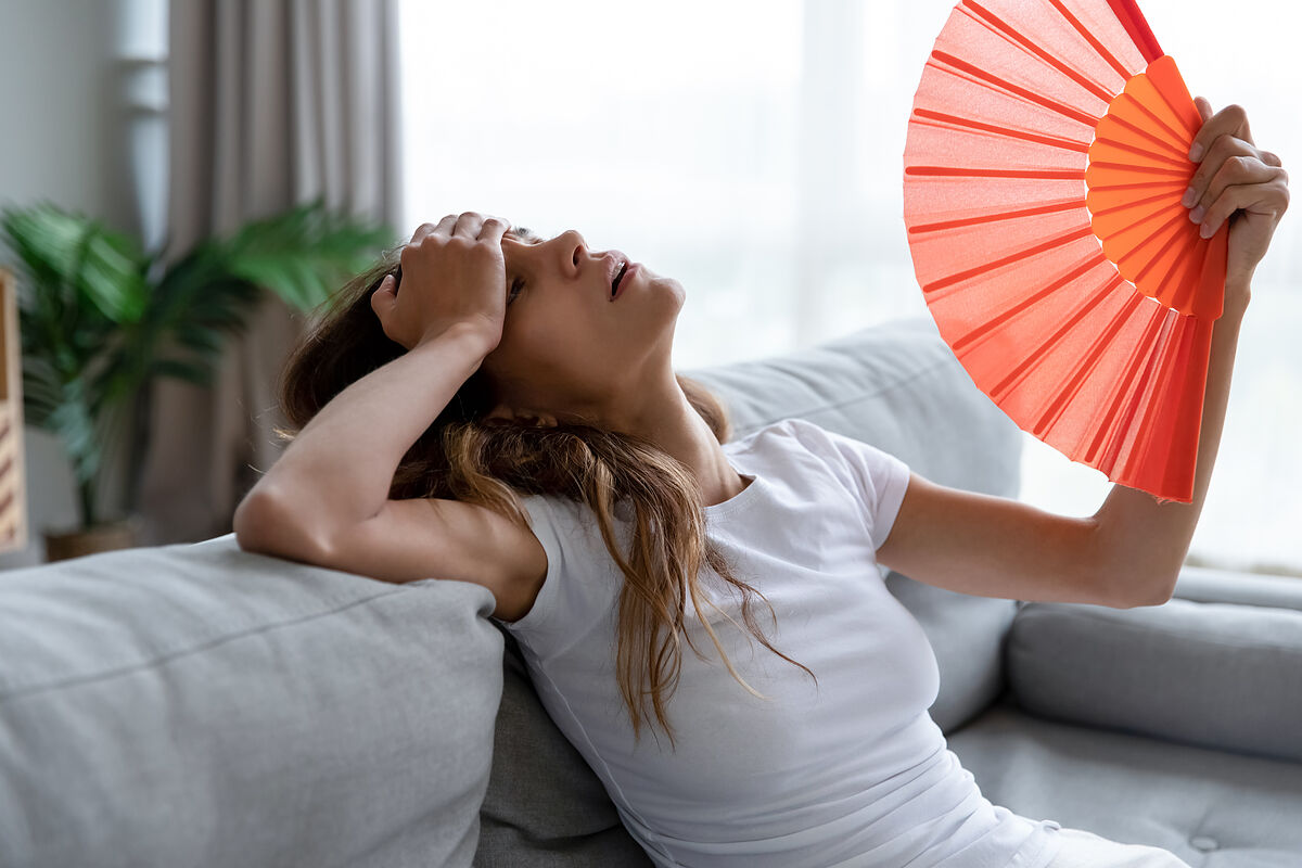 【医師監修】暑い時に眠いと感じるのはなぜ？熱中症による眠気や予防・対策を解説