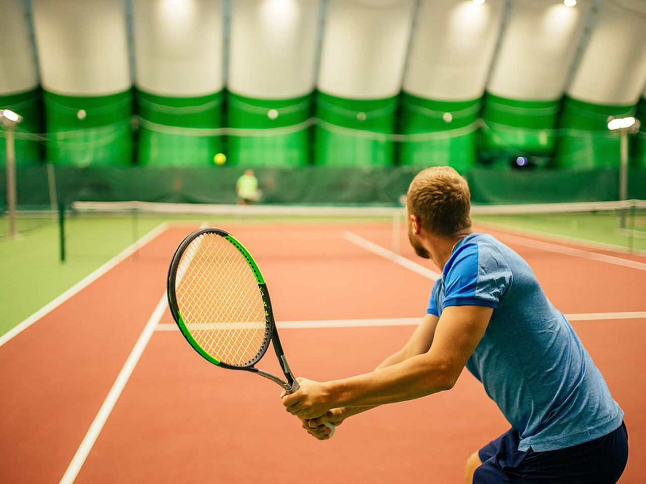 男の人がテニスをしている画像