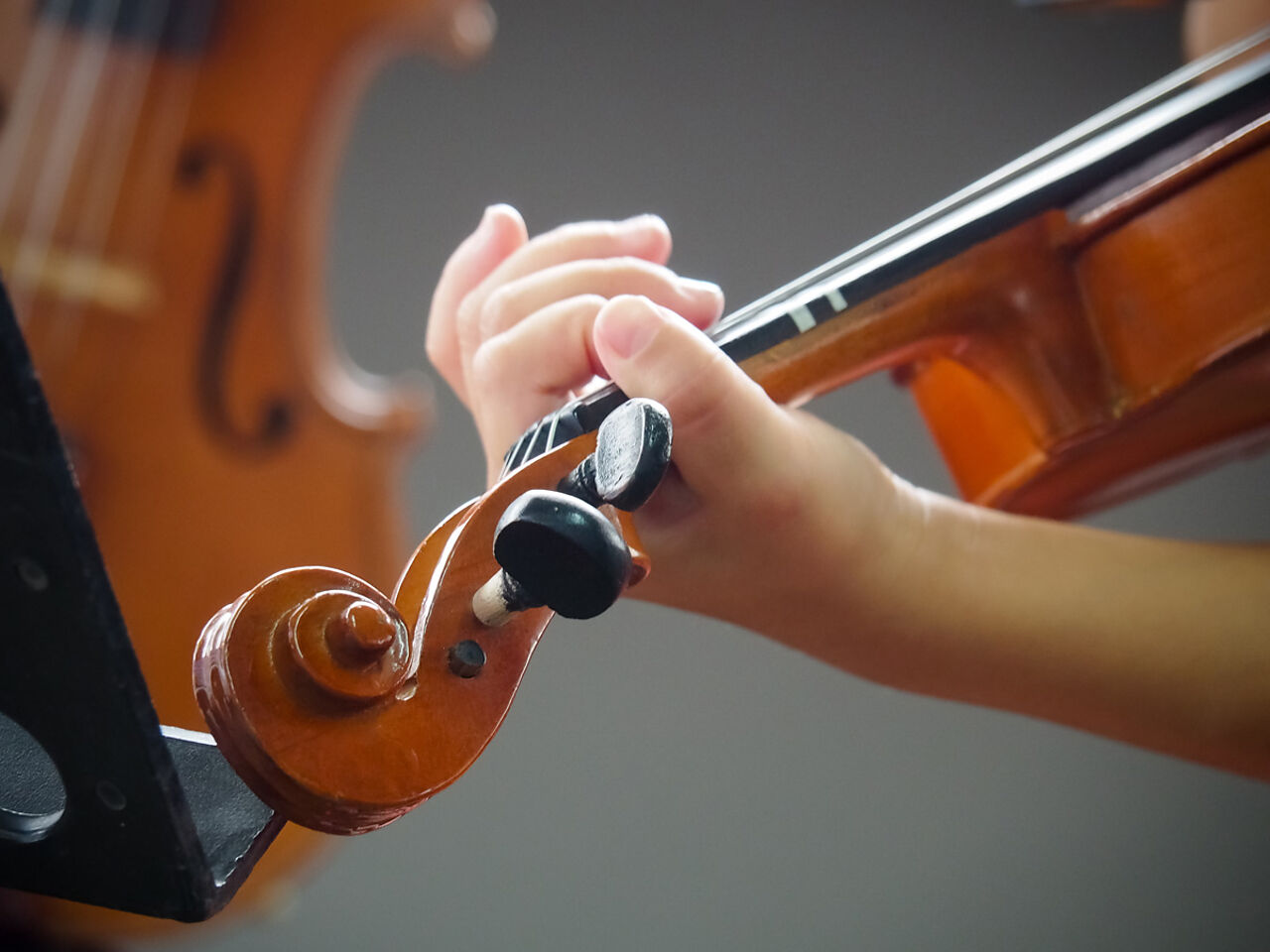 バイオリンをもっている手のアップ画像