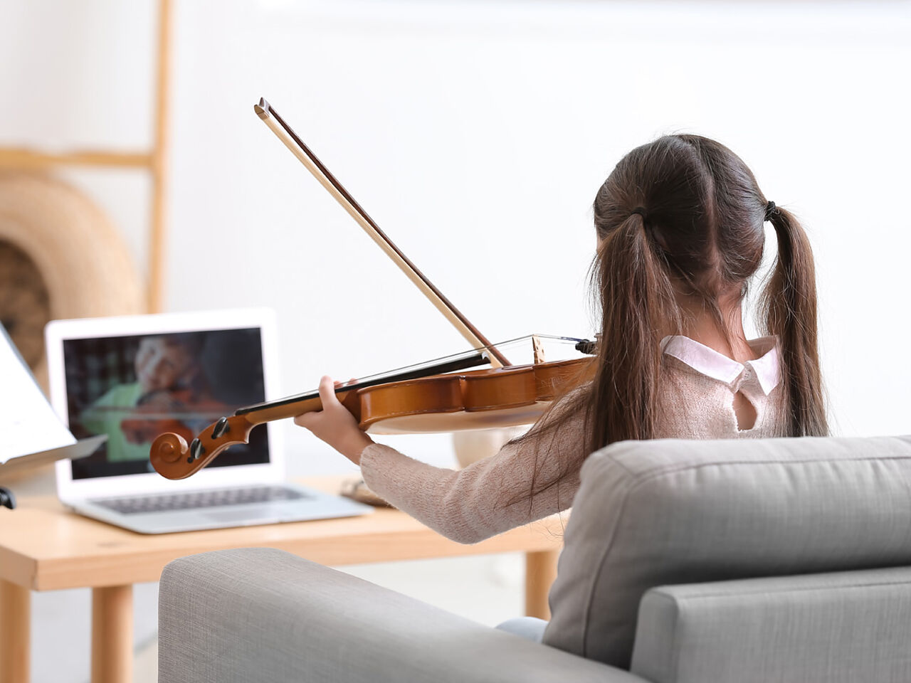 オンラインでバイオリンを習っている女の子の画像