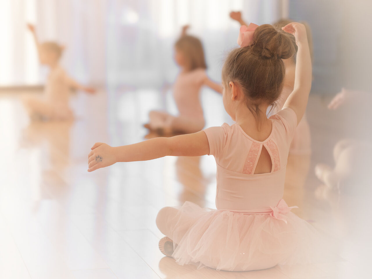 小さい女の子たちがバレエの練習をしている画像