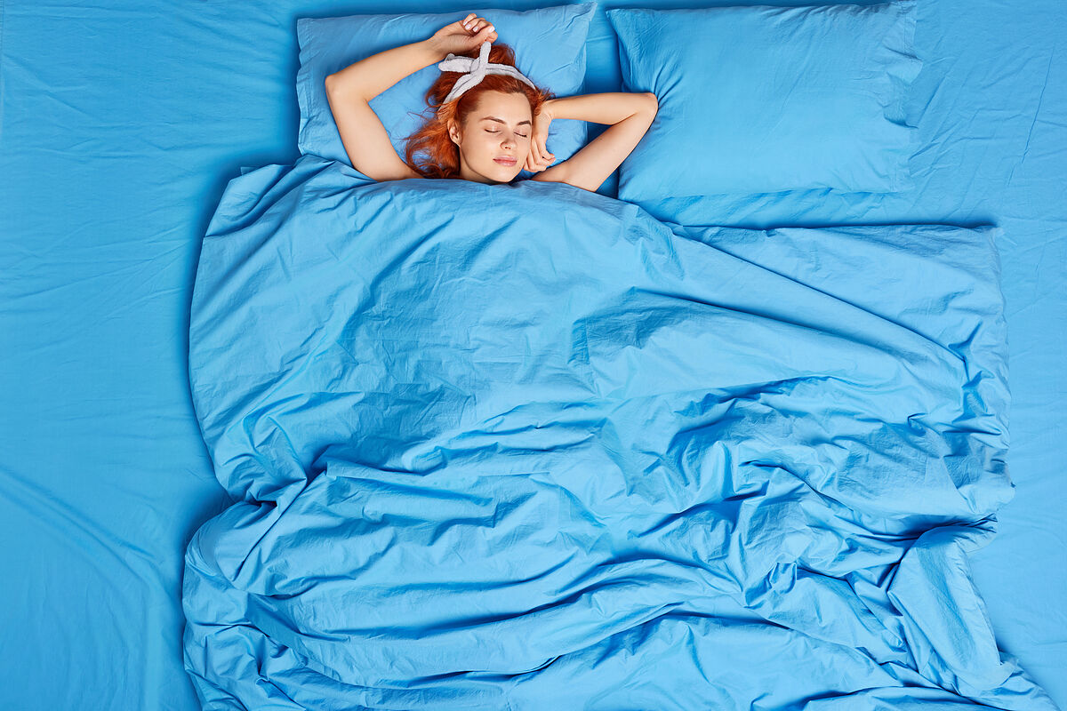 バンザイ寝で腕がしびれるのはなぜ？考えられる原因や対処法、体への影響など解説