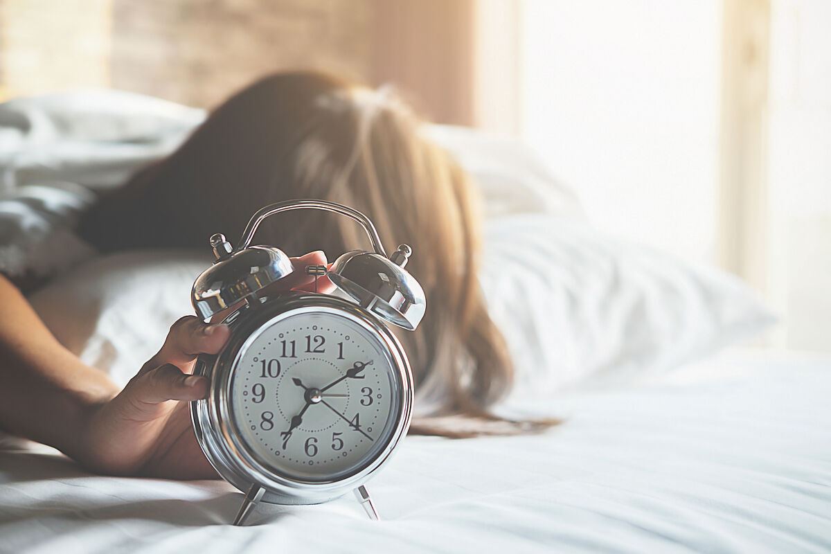 6時間睡眠は健康に影響する？寝不足のデメリットや眠りの質を高める方法を紹介