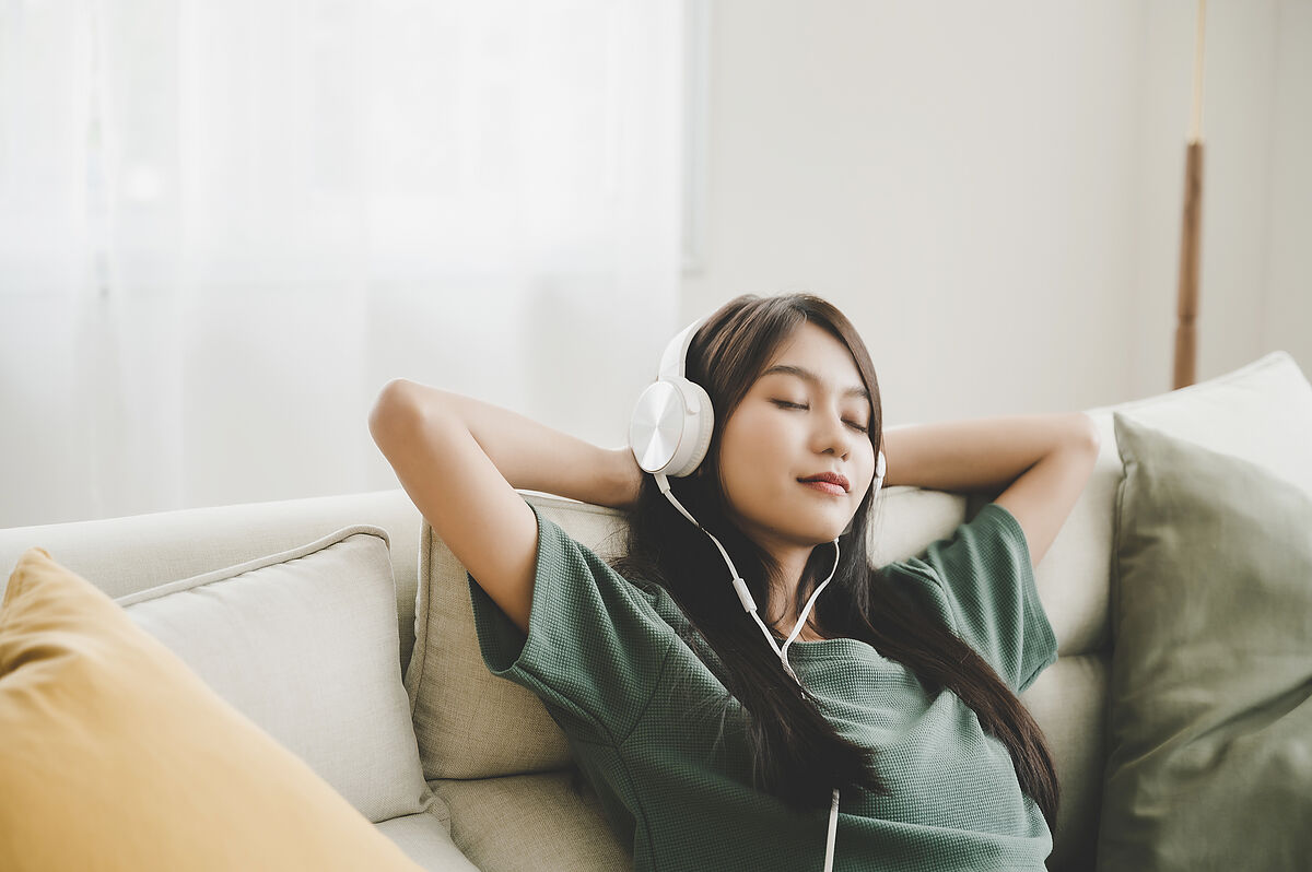 【医師監修】安眠と音楽の関係は？寝る前に聴くおすすめの曲や聴く際のポイントを紹介