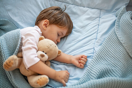 医師監修】「寝る子は育つ」という言葉の真相は？理想的な睡眠のために 