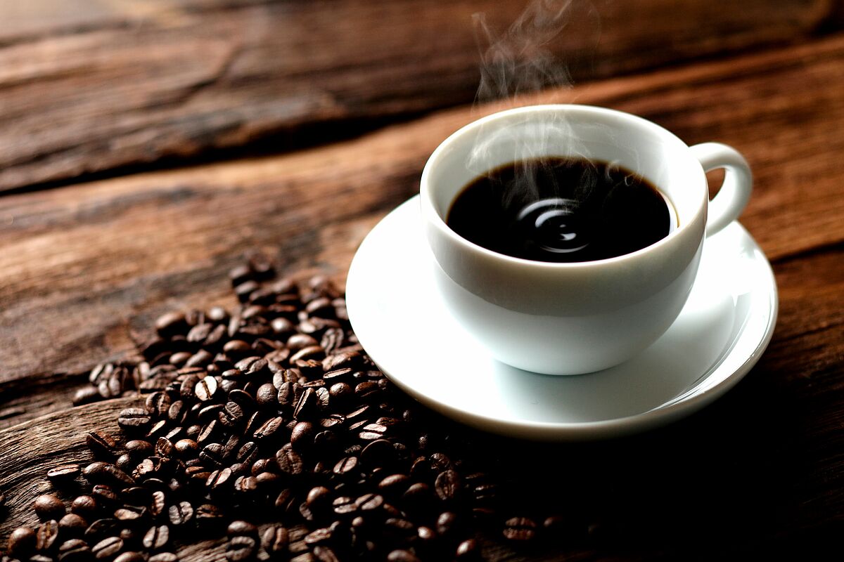 【医師監修】カフェインを摂ると眠れないって本当？目が覚める理由や摂取量の目安などを解説