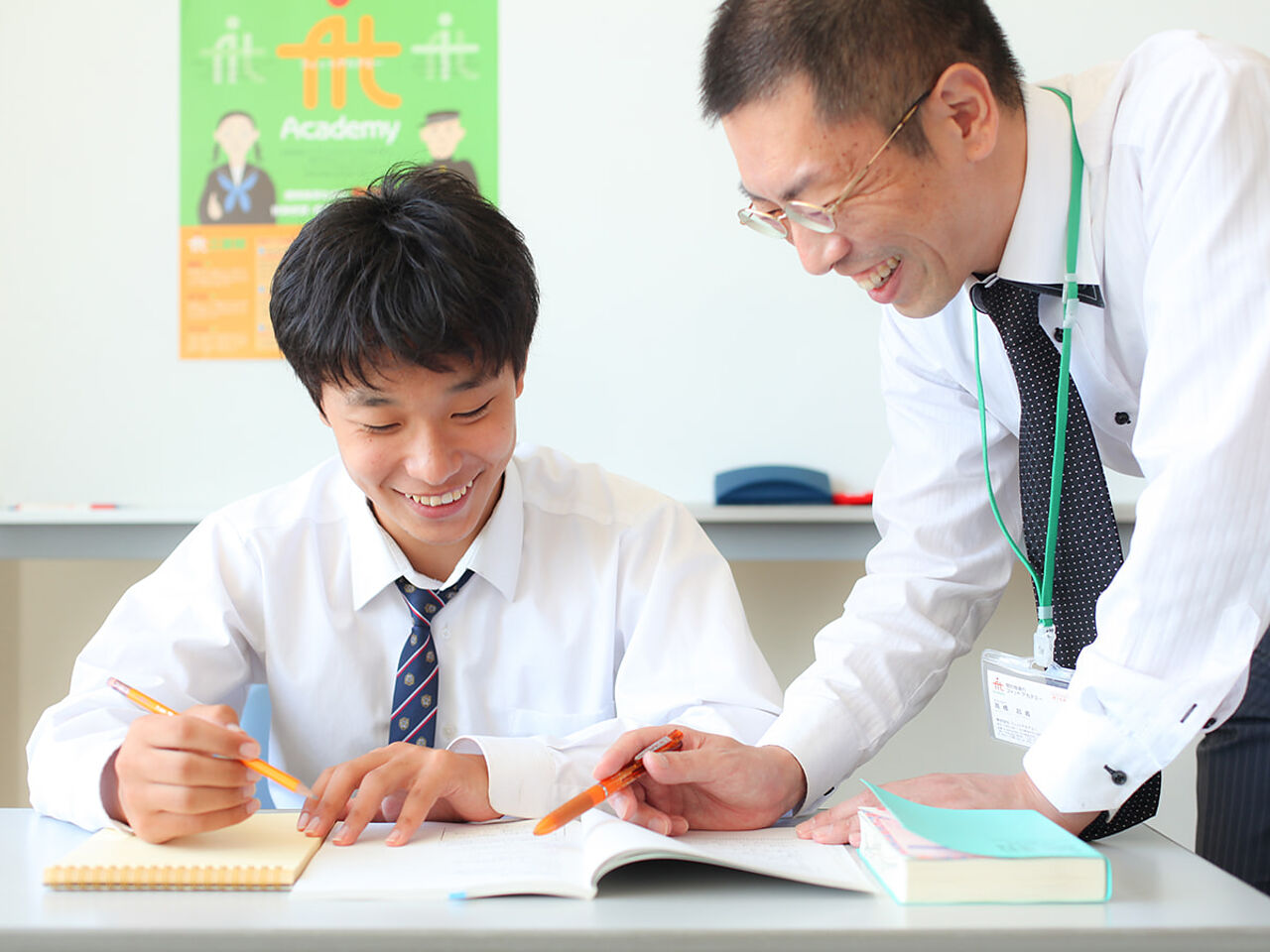 高橋さんが教科書を見ながら生徒に指導している画像