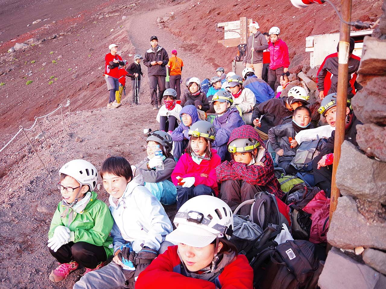 子どもたちが山登りをしている画像