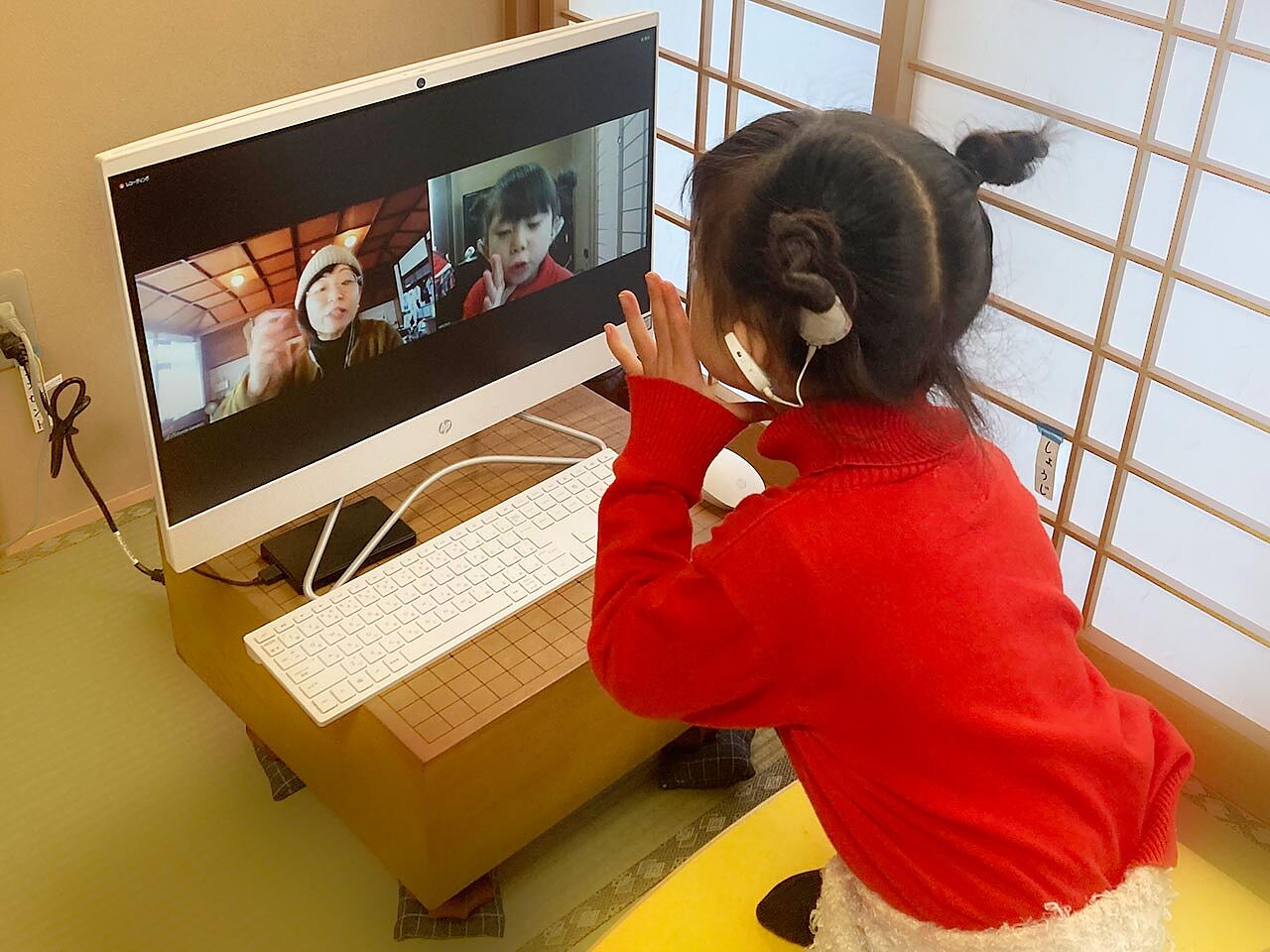 女の子がパソコンに向かって会話をしている画像