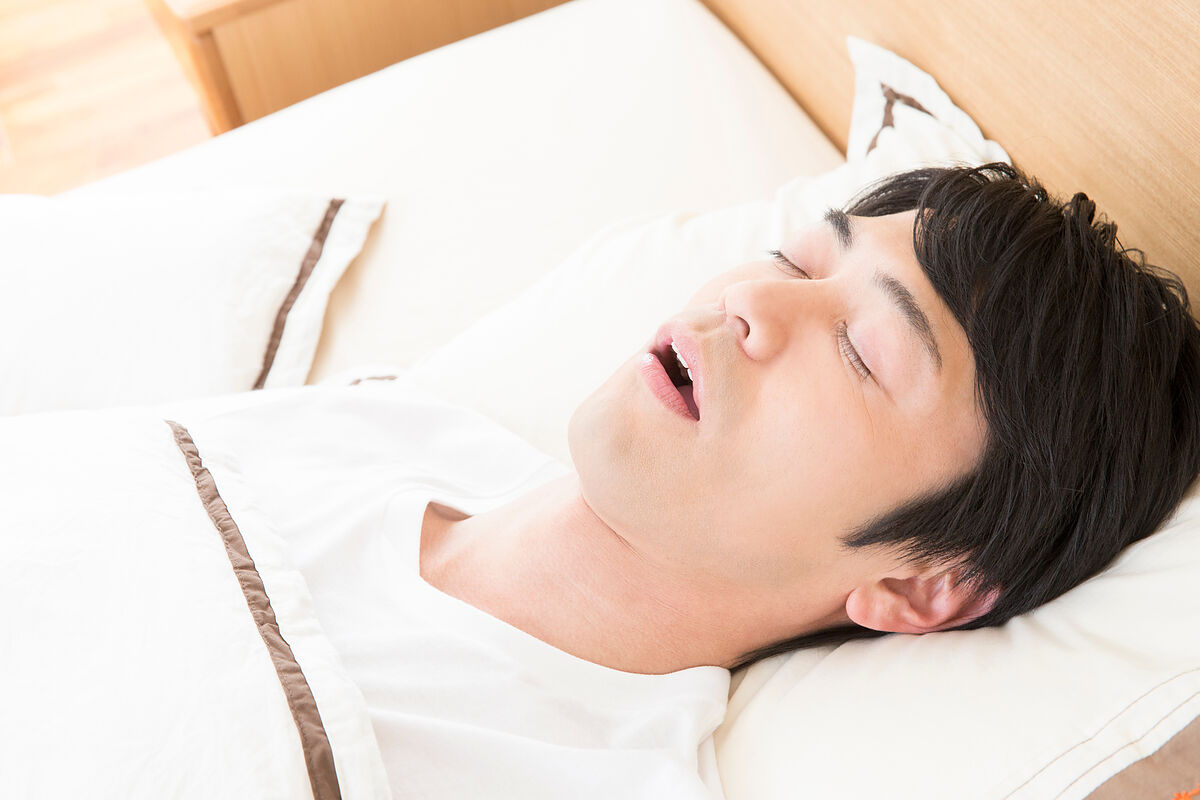 いびきで眠りが浅い場合の対処法とは？眠れない理由や放置するリスクも解説