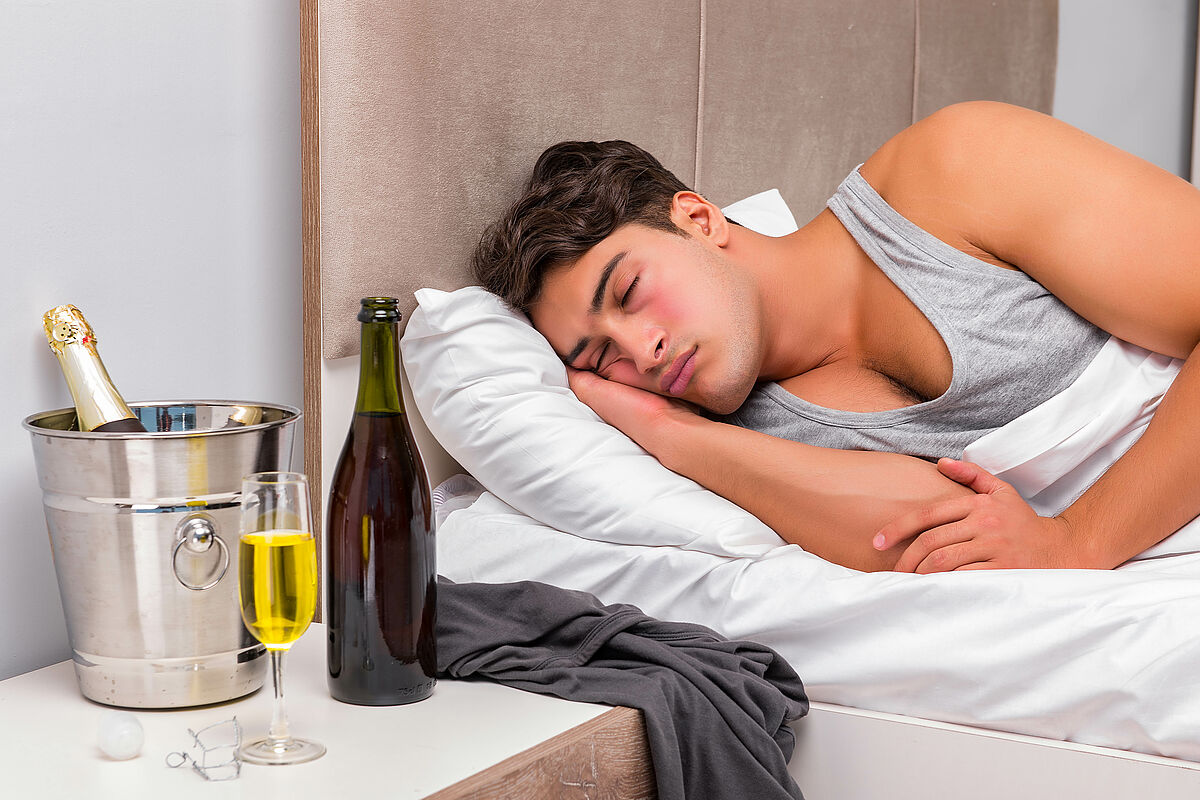【医師監修】アルコールが睡眠に及ぼすデメリットとは？利尿作用やいびき、依存の可能性など解説