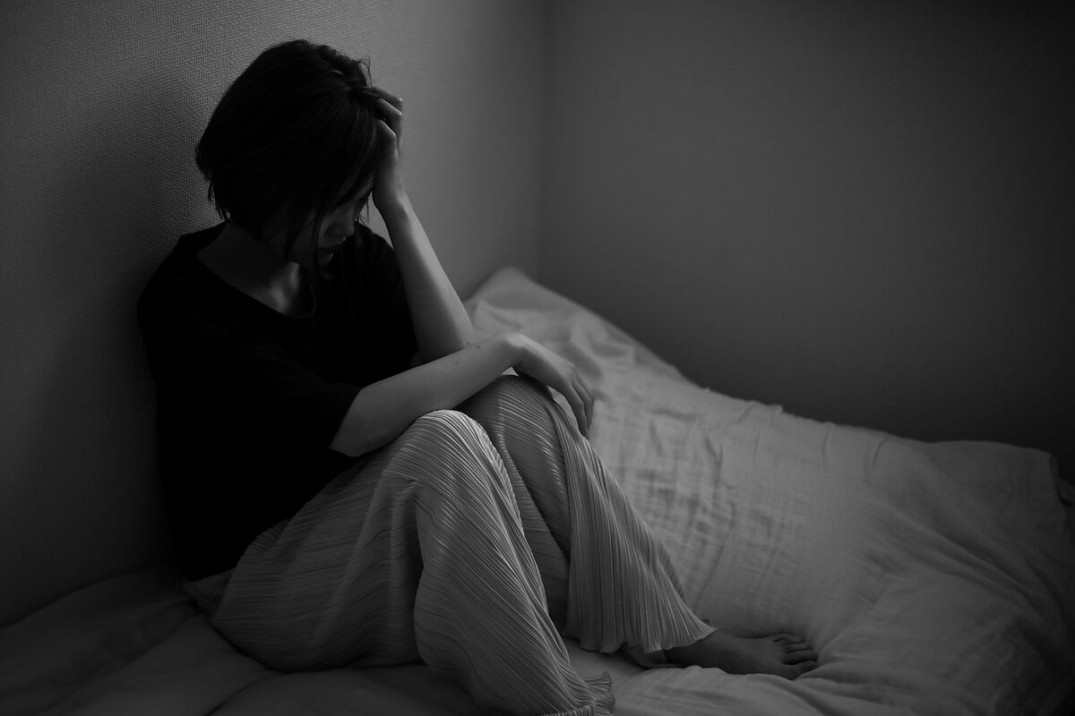 【医師監修】うつ病で眠れない場合の影響は？睡眠との関係や寝られない場合の対策を解説