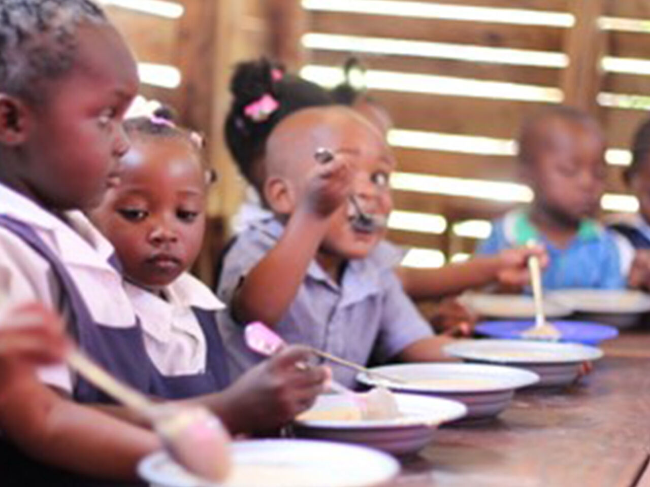 マラウイの子どもたちの給食風景