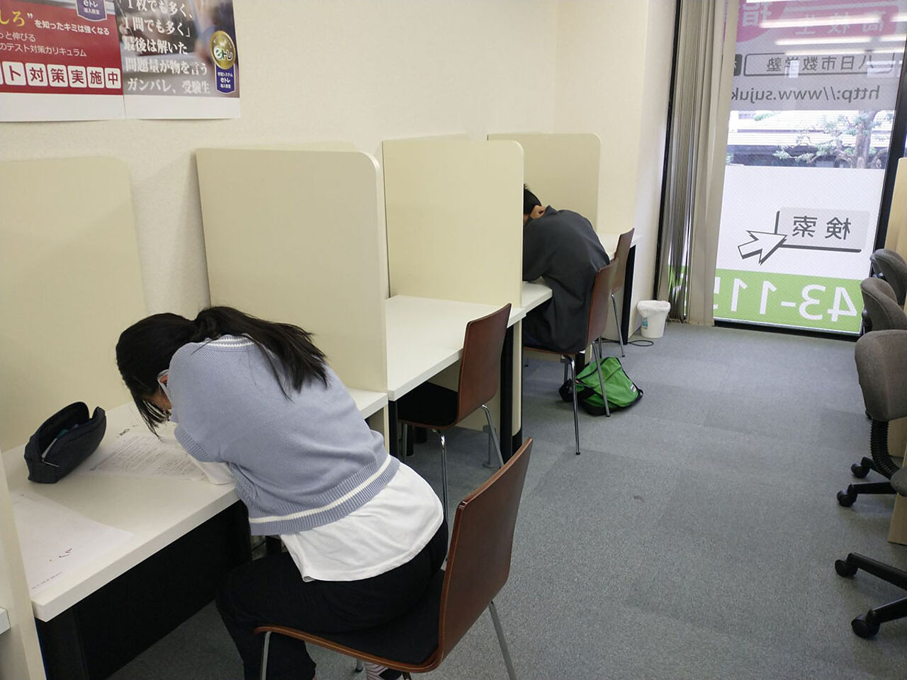 生徒2名が机に向かって勉強をしている画像